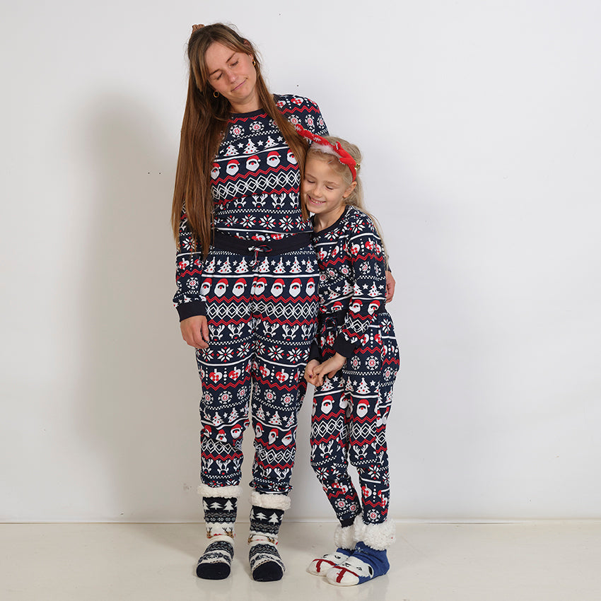 En dame og et barn poserer sammen i deres blå julepyjamas.